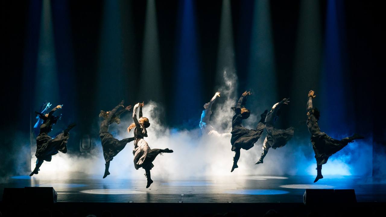 舞い踊るダンサーたちの力強いパフォーマンス